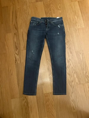 Blå dondup jeans med slitningar - Feta dondup jeans med original slitningar ej förstörda! Storlek w31 10/10 skick ✅  Pris går att diskutera 🤝