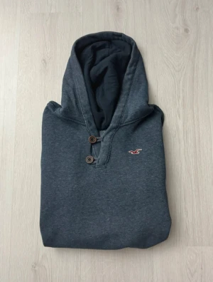 Mörkgrå hoodie från Hollister - Fet mörkgrå hoodie från Hollister | storlek S | mycket bra skick | fråga vid funderingar!