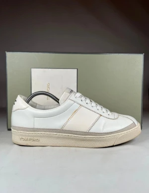 Tom Ford - Säljer dessa vita Tom Ford skorna i storlek 41. Skorna är i extremt bra skick som ni kan se på bilderna och använda med försiktighet. Skolådan skickas självklart med. Priset är diskuterbart vid snabbt köp. Skriv ifall ni har frågor, svara gärna!