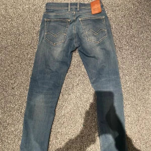 Replay jeans 28/32 - Tja, säljer ett par replay jeans modell grover. Dem är väldigt fräscha men har tyvärr ett litet hål på höger knä som ni kan se på andra bilden men utöver det är dem i bra skick . Själv tycker jag att det blir snyggare med lite slitningar på byxorna. Bra pris men kan säkert gö lägre vid snabb affär 