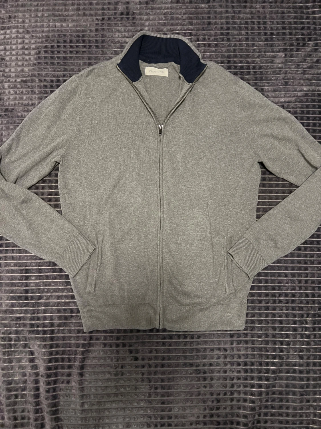 Grå kofta med dragkedja