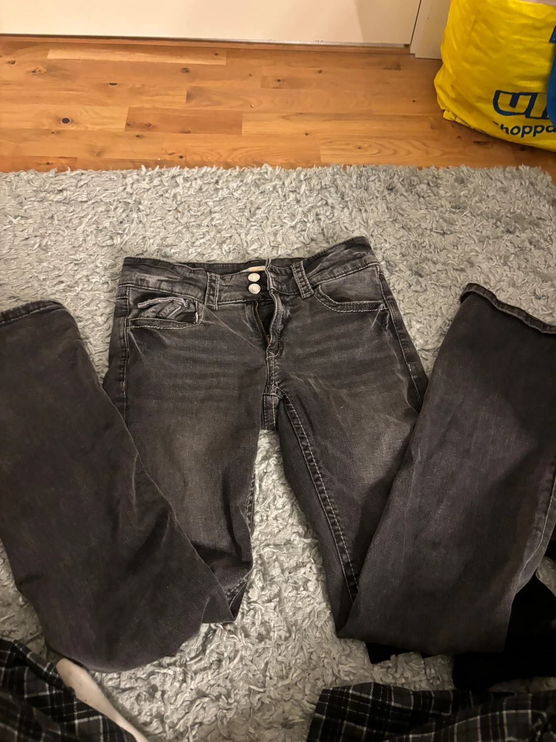 Bootcut jeans från Gina Tricot, svart