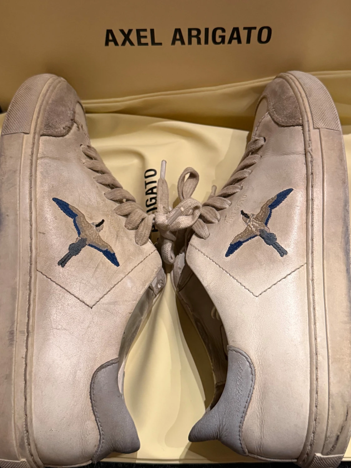 Axel Arigato vita sneakers med broderad fågel - 4