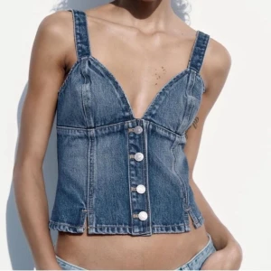 Zara denim topp - Jättefin denim topp, kommer tyvärr inte till nån användning💕