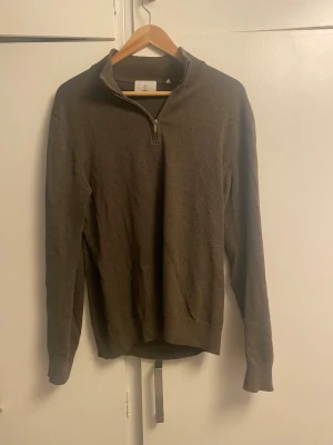Mörkgrön quarter zip  - Säljer denna riktigt stilrena quarter zip tröjan från bläck. Riktigt snygg för layering och nu under lite kallare dagar. Inga defekter. Skriv vid frågor eller ge bud!