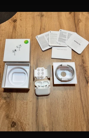 AirPods Pro 2nd generation USB-C - Säljer ett par AirPods Pro 2nd gen med USB-C, komplett med originalkartong, extra öronkuddar, laddkabel och manualer. Produkten ser ut att vara i nyskick utan synligt slitage eller defekter. Perfekt för dig som vill ha aktiv brusreducering och hög ljudkvalitet.