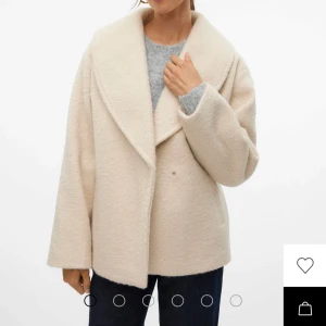 Beige omlott teddyjacka med bälte - Säljer en beige teddyjacka med bred krage och omlottstängning. Jackan har ett matchande bälte i midjan och är tillverkad i ett mjukt, fluffigt material. Långärmad och loose fit, perfekt för kyliga dagar. Enkel och stilren design som är lätt att matcha.