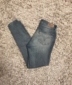 Levi's jeans - Tja! Säljer ett par klassiska blå Levi's jeans. Jeansen är i bra skick och är i storlek W29 L30. Vi frågor och funderingar är det bara att höra av sig!