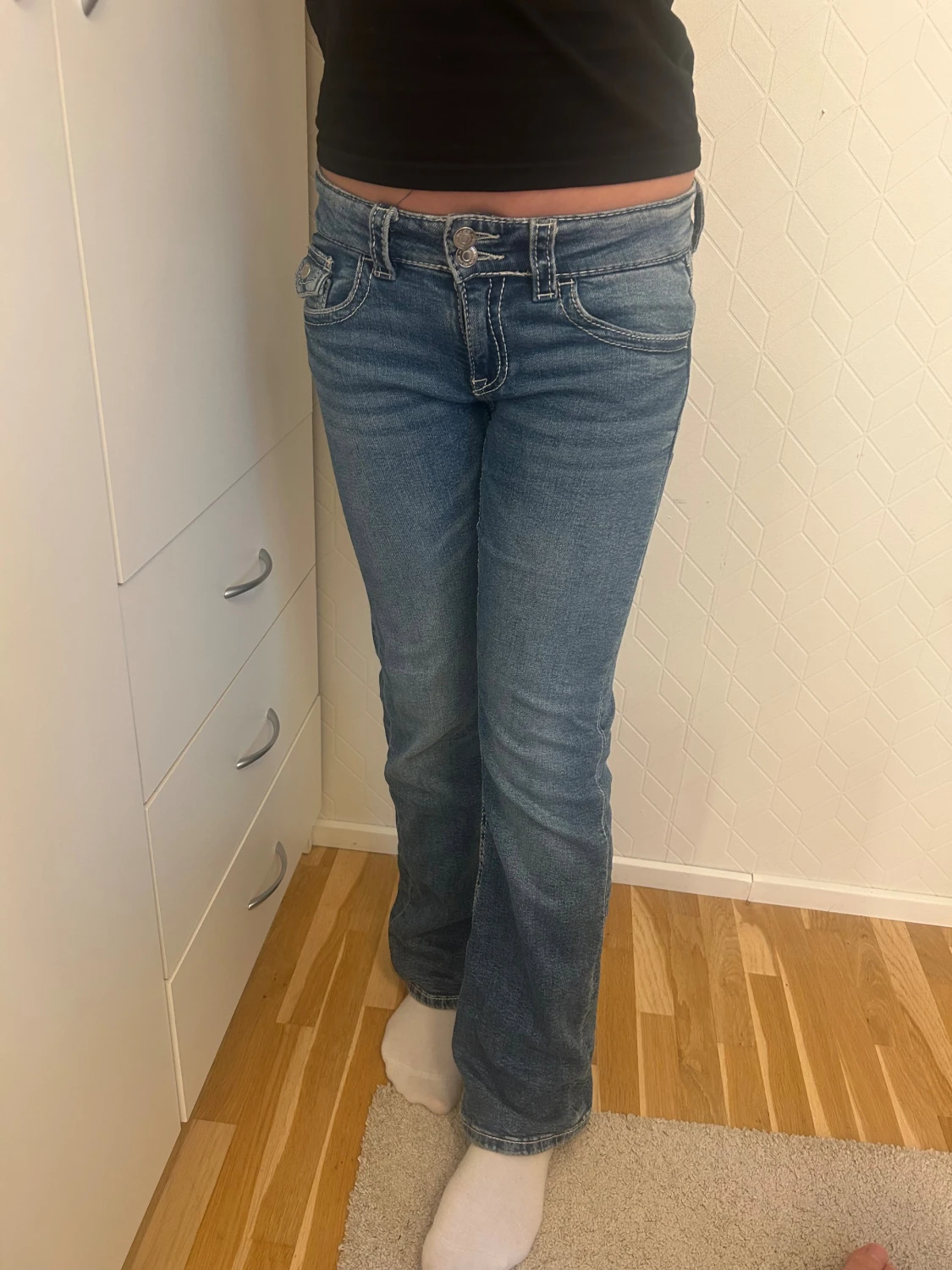 Blå bootcut jeans från Gina Tricot