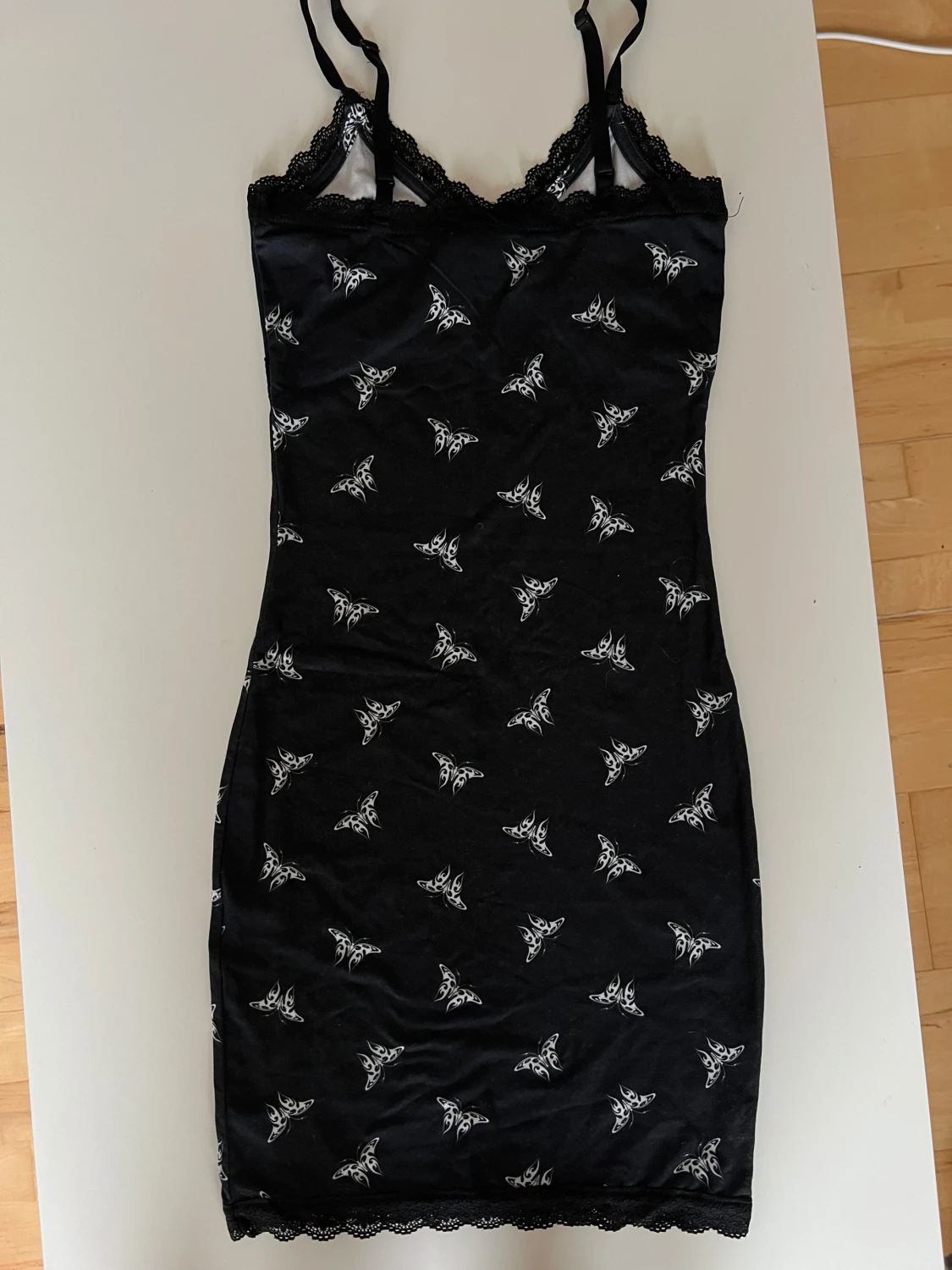 Svart kort klänning med fjärilar - 1