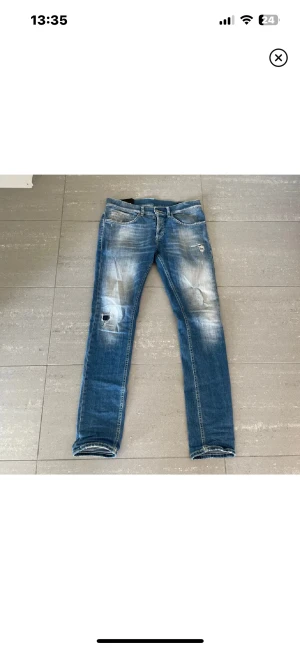 Dondup jeans - Dondup jeans storlek 30 ena lappen lite sönder gå att sy fast enkelt så att den sitter bättre
