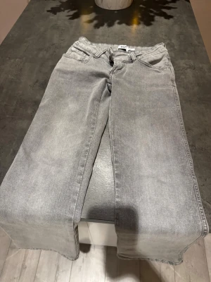 Grå jeans med broderade bakfickor - Snygga grå jeans från 157 Paris Embroidery med raka ben och coola broderade detaljer på bakfickorna. Klassisk femficksmodell med knapp och dragkedja i midjan. Perfekt för dig som gillar en stilren look med en twist.💞💞