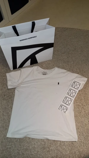Ralph lauren T-shirt från NK - Hej, säljer nu min Ralph lauren T-shirt från NK tröjan är I storlek S men siter som Xs och S. Tröjan är i bra skick och köpt för 1000 i NK's butik i Göteborg. Pris kan diskuteras vid snabb affär🤝🍾🤗