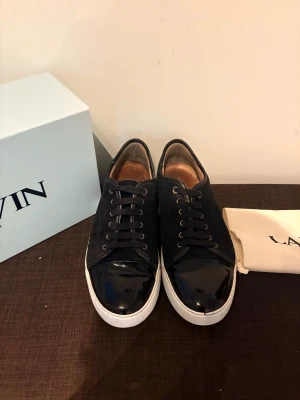 Lanvin’s - Tja säljer dessa feta Svarta Lanvins perfekta för daglig användning och vintern dem e snygga sköna o man kan springa snabbt med dem