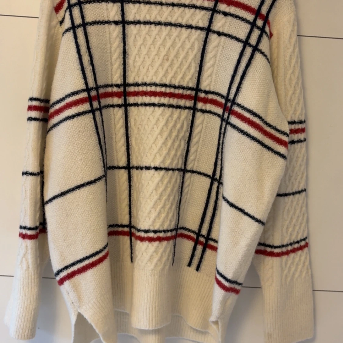 Vit stickad tröja med rutor