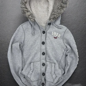 Hollister cardigan - Riktigt fet och sällsynt hollister cardigan som är riktigt skön inuti för att den ska klara kylan. Skriv vid frågor!