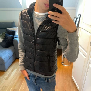 Glansig väst - Tjena, säljer nu min fina men också exklusiva väst som inte går att köpa längre. Den e från märket OVS och i storlek 164 men passar också större. Jag köpte den ny för 599 men säljer billigare såklart. Skriv om du har några frågor!!!
