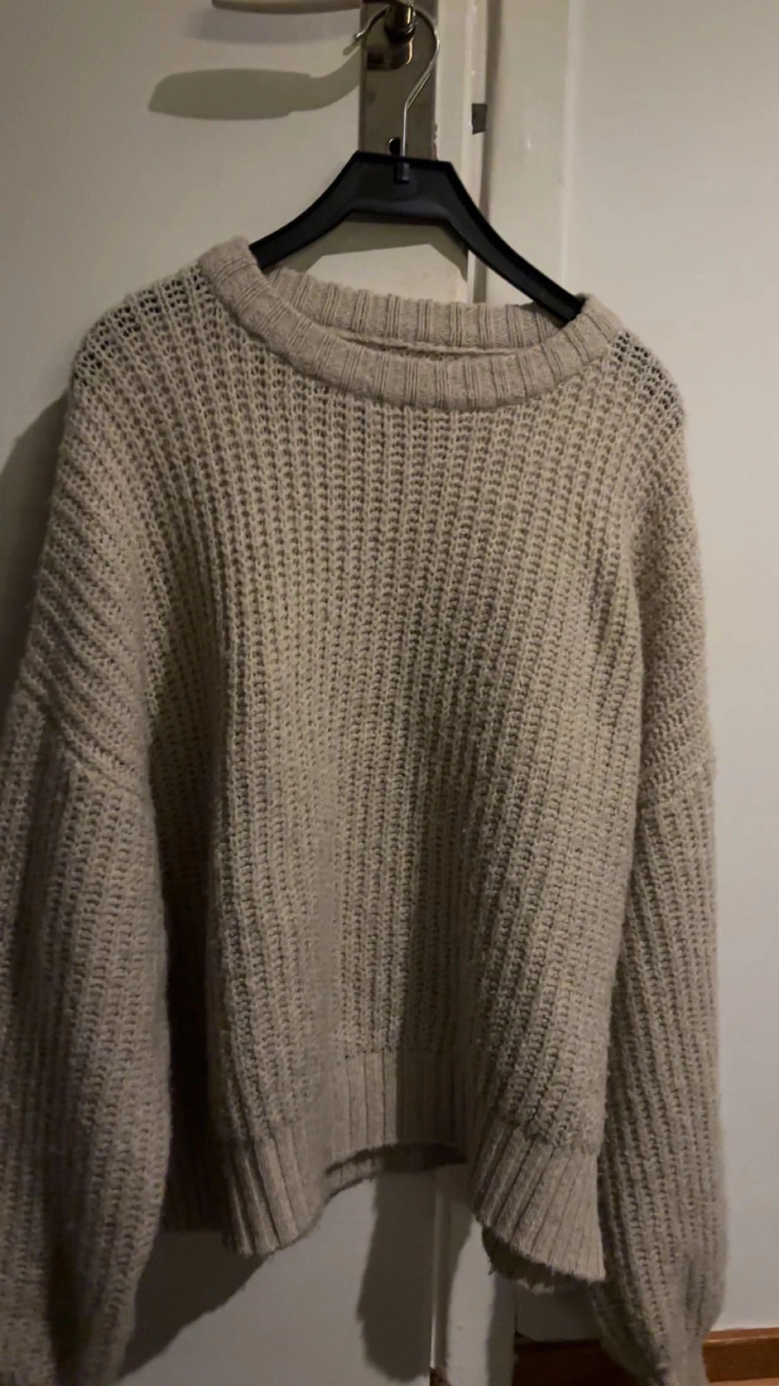 Beige stickad tröja från Even&Odd