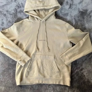 Saint laurent hoddie - Säljer nu denna hoddie då den ej kommer till användning längre, hoddien är köpt här på plick så har tyvärr inget äktighetsbevis men han som ägde den innan sa att den var riktigt så utgår ifrån de. Kom pm vid minsta fundering. Pris kan diskuteras vid snabb affär!  /Max