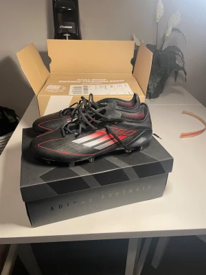 Adidas f50 stealth victory ELITE - Helt nya f50 i storlek 40. Anledningen till att jag säljer är att de var för små för mig.