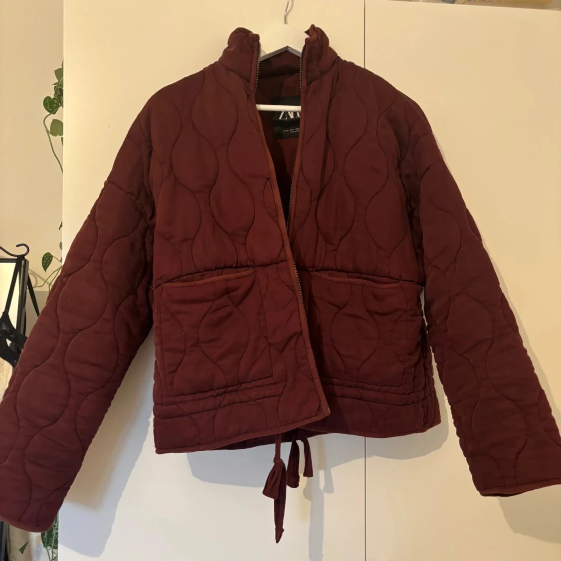 Quiltad vinröd jacka från Zara - 2