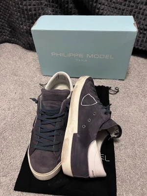 Phillipe model skor - Sparsamt använda - Allt og medföljer - 2 defekter på insidan, plösen och innersulorna ( se bild 4&5 )