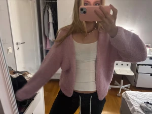 Rosa stickad kofta Lindex - Rosa stickad kofta från Lindex!! Storlek XS/S. Hyfsat fint skick, lite nopprig. Väldigt populär❣️❣️