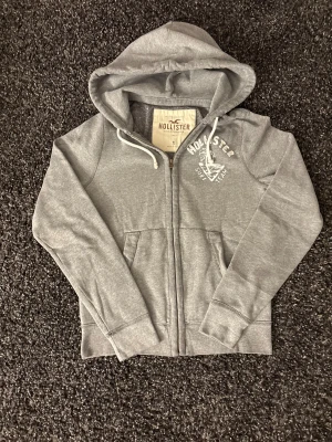 🔥 Hollister Cardigan – Sjukt Eftertraktad! - 🔥 Extremt eftertraktad Hollister-hoodie – stl S, skick 8/10 🔥 Black Week-REA! Passa på medan priset är sänkt – det här är en av Hollisters mest populära modeller och den dyker nästan aldrig upp. Sitter perfekt, sjukt snygg och funkar till ALLT.  Den här kommer försvinna direkt – folk brukar köpa såna här på sekunder. Först till kvarn. Köp nu innan någon annan hinner före!