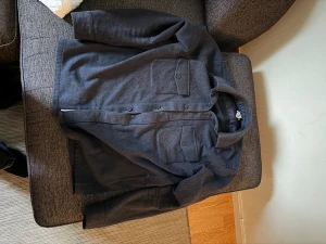 Mörkblå overshirt  - Snygg mörkblå overshirt, den är använd men inga skavanker eller något sånt, overshirten passar perfekt till hösten och våren men kan funka till varmare vinterdagar. Storleken är 46 och den sitter ungefär som M