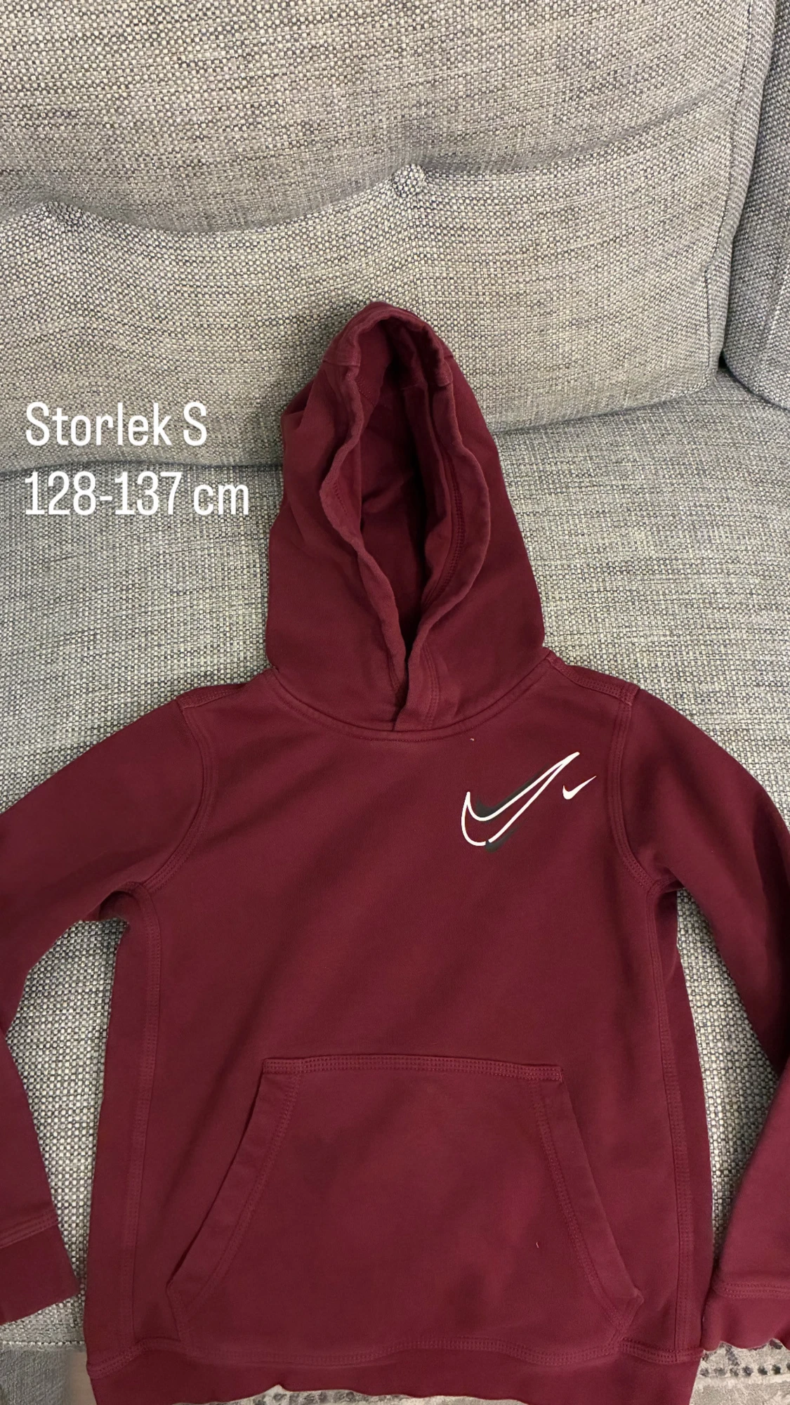 Vinröd Nike hoodie med huva
