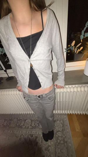 Grå kofta  - Säljer en grå kofta med knappar framtill. Parfekt till mycket, kan piffas upp med accessoarer men ser även bra ut utan extra