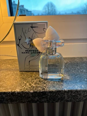 Helt ny marc jacobs parfym 30 ml - Edast testat då den var lite blommig för min smak men annars luktar den väldigt gott.                                               Doftnoter- rosépeppar, påsklilja och cederträ