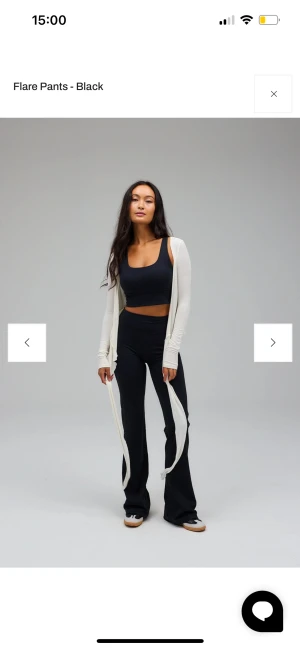 helt nya flare pants från exercere - Svarta flare pants från exercere med hög midja och utsvängda ben. Byxorna är gjorda i mjukt och stretchigt material som sitter skönt och följer kroppen. Perfekta att styla med sneakers och crop top för en chill look. Storlek M, Long. Helt oanvända med lapp och förpackning kvar.