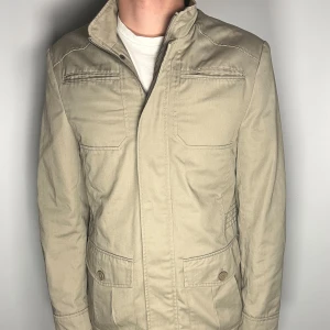 Field jacket - Säljer en riktigt snygg och trendig field jacket i fint skick, storlek S, vid frågor är det bara att skriva //Gramenti