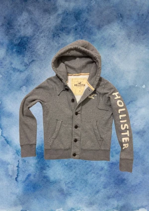 Vintage Hollister Cardigan Med Knappar - Säljer denna otroliga sällsynta och feta Hollister cardigan med knappar | Perfekt Skick | Längd ≈ 62cm, Bredd armhåla - armhåla 53 cm | Modell 175, 68 kg