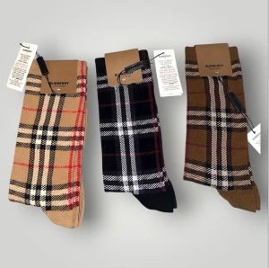 3 pack burberry strumpor strl S - Helt nya. Fin replika med grym kvalitet. EU size 39-41. Pris: 999kr. Först till kvarn som gäller. Skickas direkt inom 24h