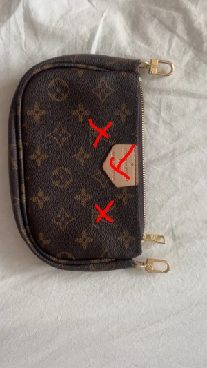 Fin brun väska - Jätte fin brun väska i jätte fint skick! dock saknas Band/kedjan🌸  