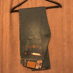 Nudie Jeans (helt nya) - Säljer dessa helt nya nudie jeans i modellen gritty Jackson. Storlek :30/34. Nypris är på ungefär 1800kr.  Priset är inte hugget i sten så kom gärna med bud!!!! Hör av er vid frågor, svarar snabbt!