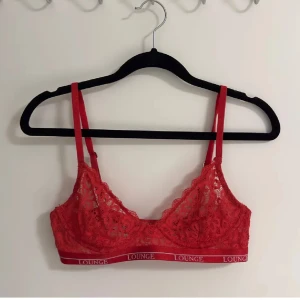 Spets-braletter från Lounge (SÄNKT PRIS!) - Spara 50 kr om du köper dessa två superfina spets-braletter tillsammans! Båda topparna är i storlek 85B, men passar även bra om man har A-kupa.