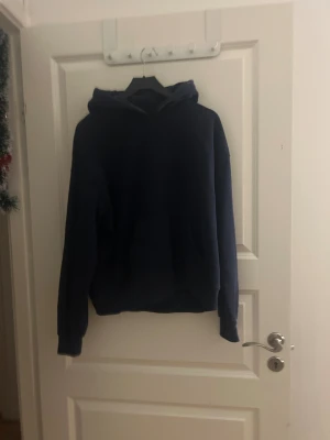 Mörkblå hoodie med huva - Säljer en enkel och stilren mörkblå hoodie med huva och magficka.☺️