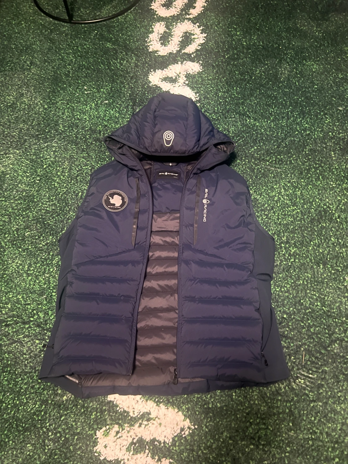 Blå dunväst från Sail Racing med huva