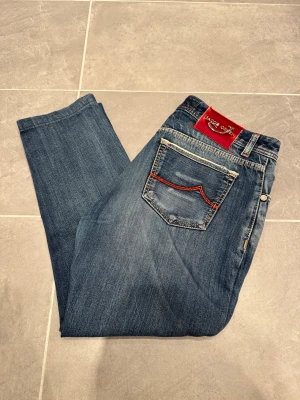 Jacob Cohën 688 Limited  - Ett par riktigt snygga byxor från Jacob Cohën i storlek W35 i modellen 688 Limited 