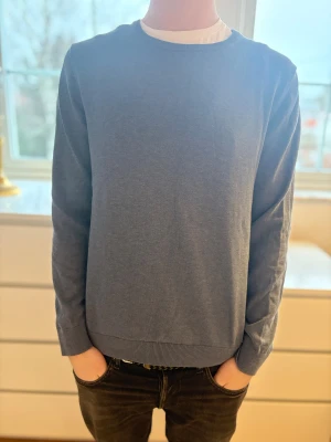 Blå stickad tröja från Bläck - Säljer min blå stickad tröja från Bläck i storlek M. Tröjan har rund hals, ribbade muddar vid ärmslut och nederkant samt långärmad passform. Perfekt för dig som gillar enkel och stilren design med en chill vibe.