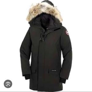 Canada goose langford L - Säljer en svart parkajacka från Canada Goose i mycket bra skick. Jackan har en varm pälsfodrad huva och långa ärmar. Perfekt för kalla vinterdagar. Den har en dragkedja framtill och är superbekväm. Passar både till vardags och lite finare tillfällen. Köptes 2023 oktober är lite trött på den och ska köpa ett nytt tyvär kvitto hittas inte men säljs bilig