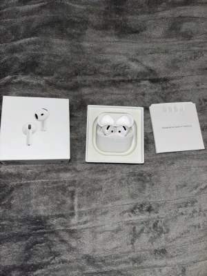 AirPods 4 1:1 - Säljer ett par Apple AirPods 4 i originalförpackning med laddningsetui och manual. Hörlurarna och etuiet ser ut att vara i mycket gott skick utan synligt slitage. Perfekt för trådlös musik och samtal med hög ljudkvalitet. Snabb anslutning till iPhone och andra Apple-enheter.