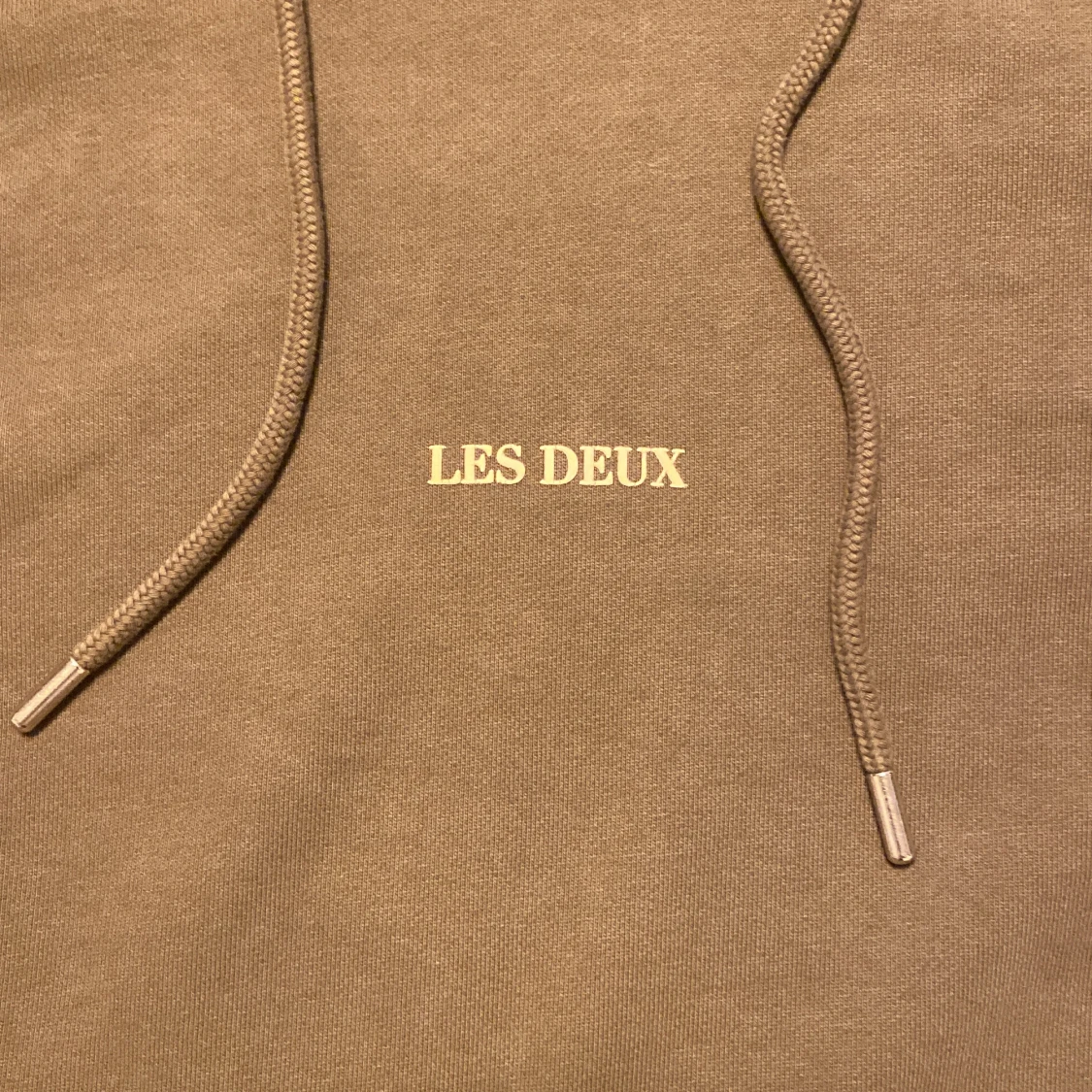 grön hoodie från Les Deux - 2