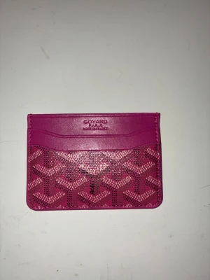 Korthållare - Snygg, rosa korthållare som kommer med flera fack och en stilig grön låda som korthållaren  ligger i.