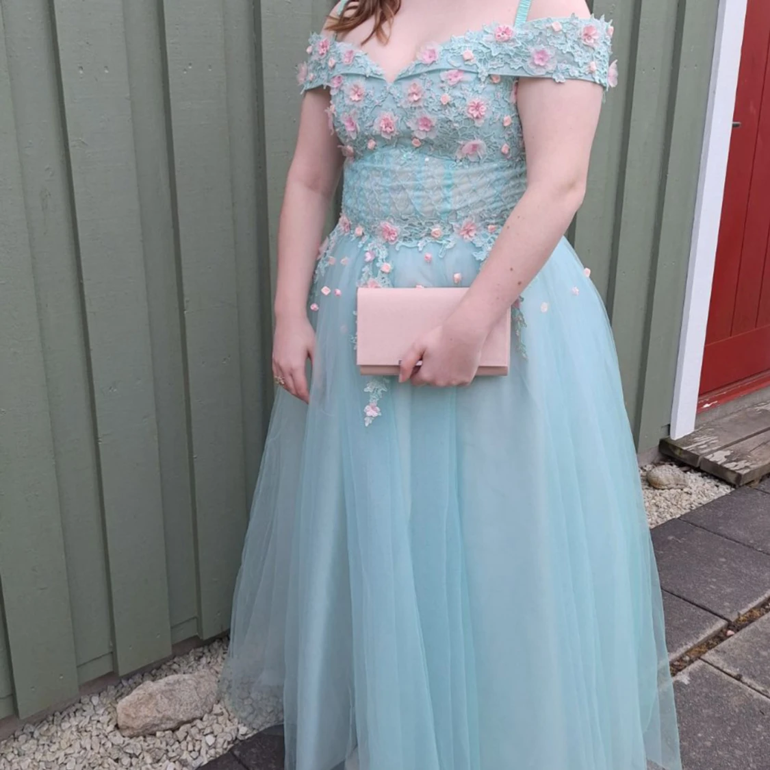 Ljusblå balklänning med blommor