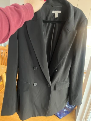 Svart dubbelknäppt kavaj - Kavaj i längre modell. Oversized, XS men passar S. 