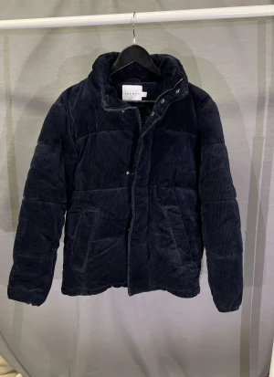 Manchester jacka - Sjukt snygg och varm manchester jacka! Den är mörkblå! Begagnad men gott skick! Hör av dig vid fler bilder eller andra funderingar 🤩